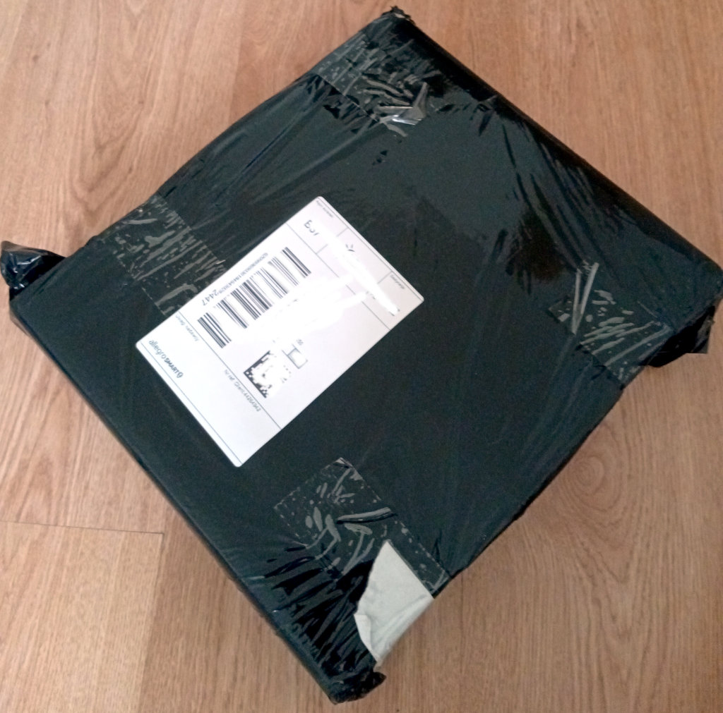 Paczka z Allegro. Czarny stretch z naklejką.