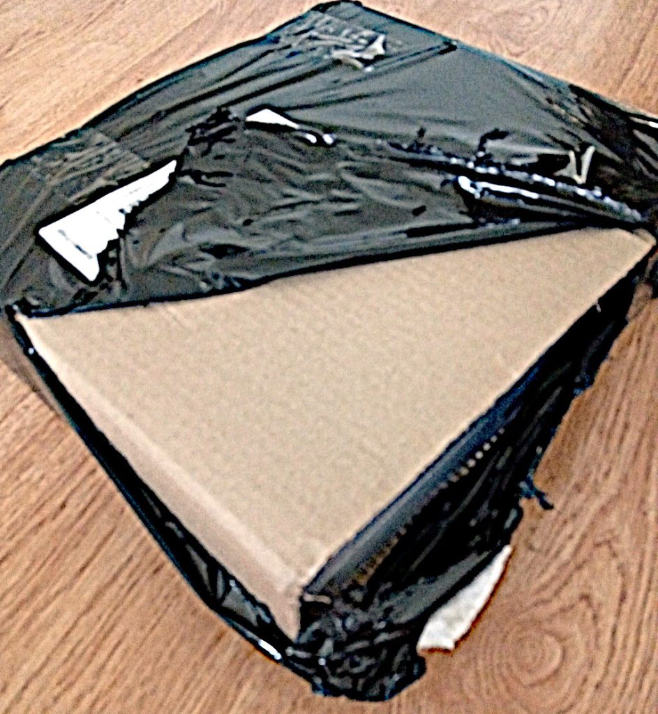 Paczka z Allegro. Widoczny karton po odsłonięciu stretchu.